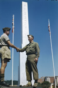 soldati US e GB obelisco mussolini